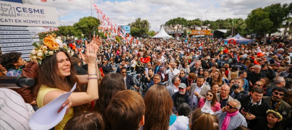 15. Uluslararası Alaçatı Ot Festivali’nin görkemli korteji ve 23 Nisan gururu bir arada