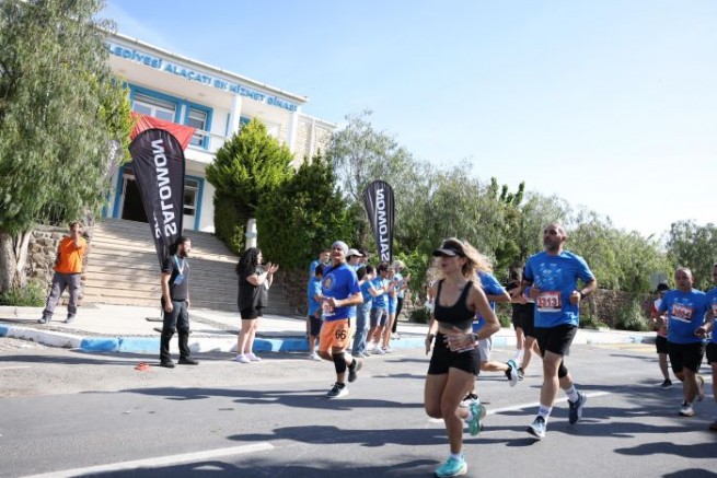 2 bin 606 sporcu Salomon Çeşme Maratonu’nda koştu