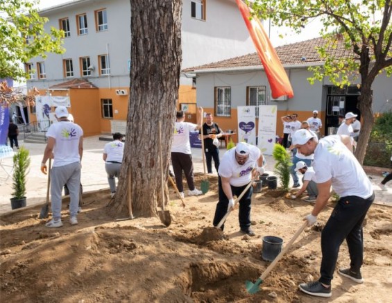 Çamönü Naile Karadeniz İlköğretim Okulu, İzmir Buca İlçesi'nde faaliyet gösteren  TELUS Digital Türkiye ekibi tarafından yenilendi