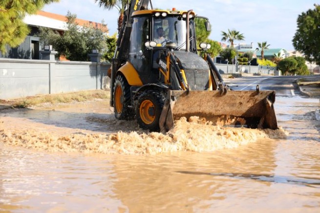 Çeşme Belediye ekipleri yoğun yağışa karşı sahada