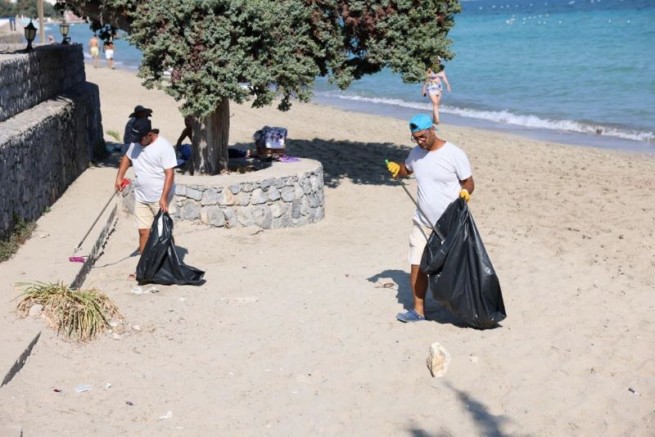 Çeşme Belediyesinden 19 plajda 7/24 temizlik
