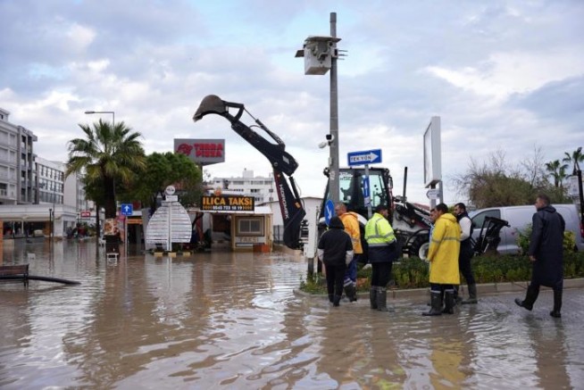 Çeşme Belediyesinden olağanüstü yağışa olağanüstü müdahale