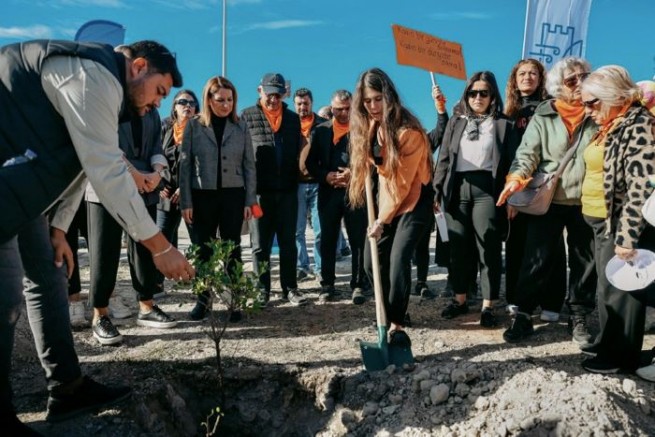Çeşme’de 411 fidan, binlerce adım, tek bir söz: “İstanbul Sözleşmesi yaşatır”