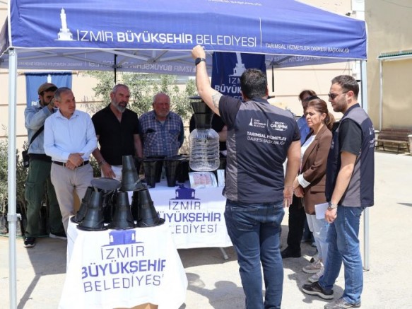 Mahsulü dalda bırakan kahverengi kokarca böceğine karşı tuzak  Çiftçinin alın teri erken mücadeleyle korunuyor