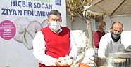 Alaçatı pazarında soğan kavurma etkinliği