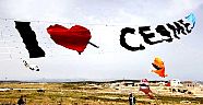 ÇEŞME'DE GÖKYÜZÜ UÇURTMALARLA BOYANDI