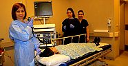 İzmir Kent Hastanesi Göğüs Hastalıkları Uzmanı Dr. Deniz Atasever, klasik bronkoskopi cihazının yapamadığını  EBUS (endobronşiyel ultrasonografi)  cihazının yaptığını söyledi.