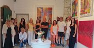 ŞEVVAL BIDI’NIN ALAÇATI’DA “İYİ DE BEN KİMİM” TEMALI KİŞİSEL SERGİ AÇILIŞI YOĞUN İLGİ GÖRDÜ